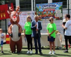 dzieci i rodzice pokonują konkurencje na Olimpiadzie