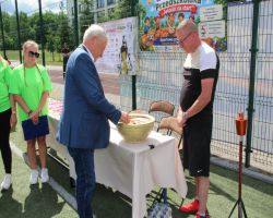 dzieci i rodzice pokonują konkurencje na Olimpiadzie