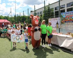dzieci i rodzice pokonują konkurencje na Olimpiadzie