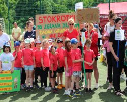 dzieci i rodzice pokonują konkurencje na Olimpiadzie