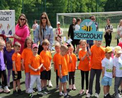 dzieci i rodzice pokonują konkurencje na Olimpiadzie