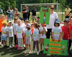 dzieci i rodzice pokonują konkurencje na Olimpiadzie