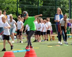 dzieci i rodzice pokonują konkurencje na Olimpiadzie