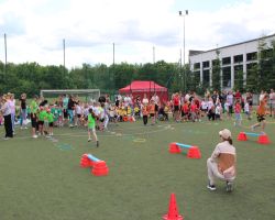 dzieci i rodzice pokonują konkurencje na Olimpiadzie