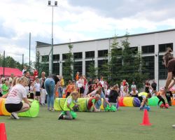 dzieci i rodzice pokonują konkurencje na Olimpiadzie