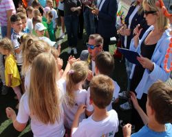 dzieci i rodzice pokonują konkurencje na Olimpiadzie