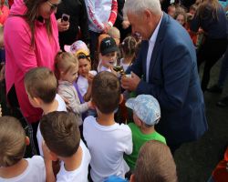 dzieci i rodzice pokonują konkurencje na Olimpiadzie