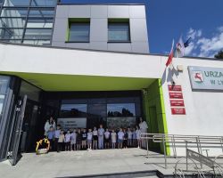 dzieci odwiedzajace Urząd Gminy Łysomice z okazji Dnia Samorządowca
