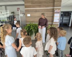 dzieci odwiedzajace Urząd Gminy Łysomice z okazji Dnia Samorządowca