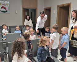 dzieci odwiedzajace Urząd Gminy Łysomice z okazji Dnia Samorządowca