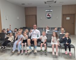 dzieci odwiedzajace Urząd Gminy Łysomice z okazji Dnia Samorządowca