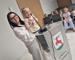 dzieci odwiedzajace Urząd Gminy Łysomice z okazji Dnia Samorządowca