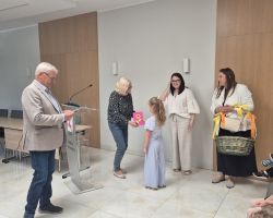 dzieci odwiedzajace Urząd Gminy Łysomice z okazji Dnia Samorządowca