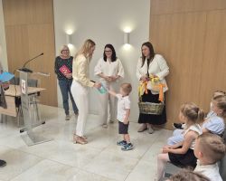 dzieci odwiedzajace Urząd Gminy Łysomice z okazji Dnia Samorządowca