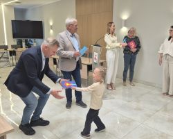 dzieci odwiedzajace Urząd Gminy Łysomice z okazji Dnia Samorządowca