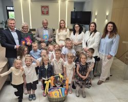 dzieci odwiedzajace Urząd Gminy Łysomice z okazji Dnia Samorządowca
