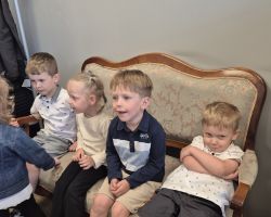 dzieci odwiedzajace Urząd Gminy Łysomice z okazji Dnia Samorządowca