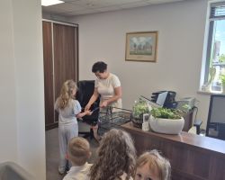 dzieci odwiedzajace Urząd Gminy Łysomice z okazji Dnia Samorządowca