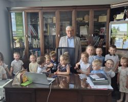 dzieci odwiedzajace Urząd Gminy Łysomice z okazji Dnia Samorządowca