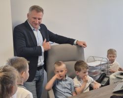 dzieci odwiedzajace Urząd Gminy Łysomice z okazji Dnia Samorządowca