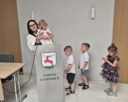 dzieci odwiedzajace Urząd Gminy Łysomice z okazji Dnia Samorządowca