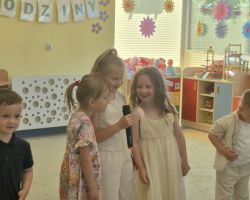 dzieci i rodzice podczas uroczystości dnia rodziny