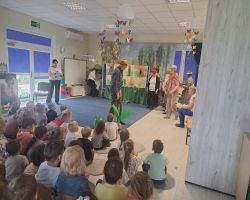 seniorzy występują dla dzieci