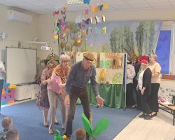 seniorzy występują dla dzieci