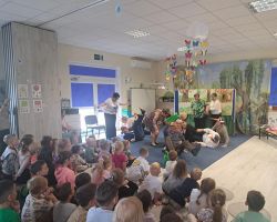 seniorzy występują dla dzieci