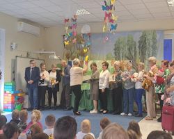 seniorzy występują dla dzieci