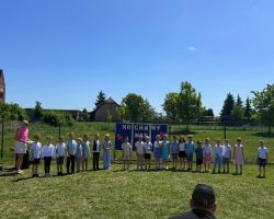 dzieci i rodzice świętują dzień rodziny