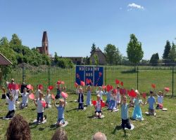 dzieci i rodzice świętują dzień rodziny