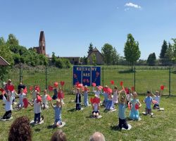 dzieci i rodzice świętują dzień rodziny