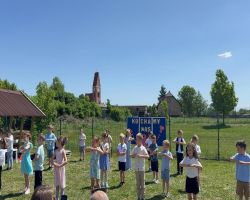 dzieci i rodzice świętują dzień rodziny
