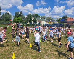 dzieci biegną w zawodach sportowych