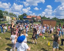 dzieci biegną w zawodach sportowych