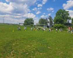 dzieci biegną w zawodach sportowych