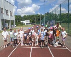 dzieci biegną w zawodach sportowych