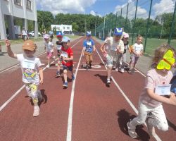 dzieci biegną w zawodach sportowych