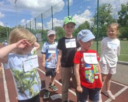 dzieci biegną w zawodach sportowych
