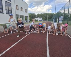 dzieci biegną w zawodach sportowych