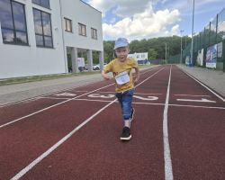 dzieci biegną w zawodach sportowych