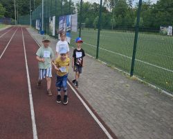 dzieci biegną w zawodach sportowych