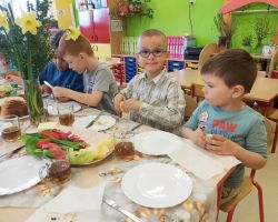 zdjęcia dzieci podczas śniadania wielkanocnego i szukania upominków