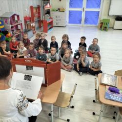 zdjęcia przedstawiające zajęcia z bibliotekarką