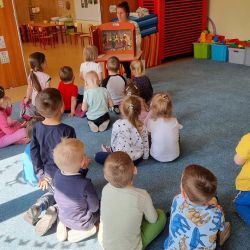 zdjęcia przedstawiające zajęcia z bibliotekarką