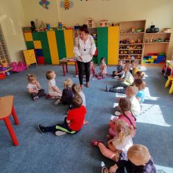 zdjęcia przedstawiające zajęcia z bibliotekarką