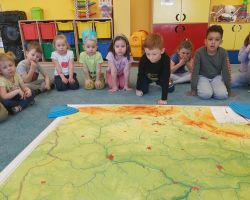 zdjęcia dzieci podczas zajęć z mapą Polski