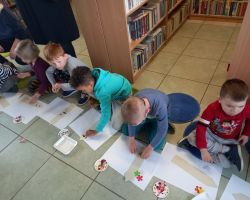 zdjęcia dzieci podczas zajęć w bibliotece