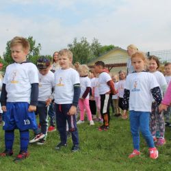 Zdjęcia przedstawiające dzieci podczas wykonywania aktywności fizycznych